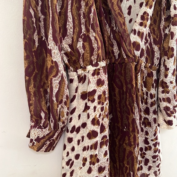 Parker Dress Size L • Deep front cut • Animal print with long Sleeves • - Picture 2 of 8